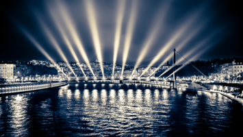 Pont éclairé à Lyon monochrome